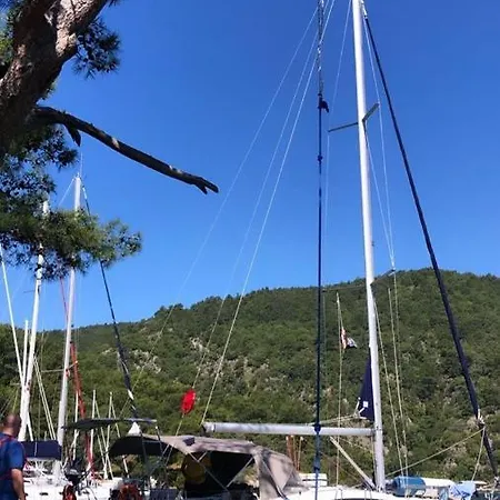 Botel Sail Yatch *